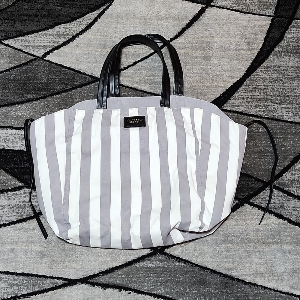 VICTORIA SECRET 2018 ICONIC STRIPED CANVAS FAUX-LEATHER GOLD SHINE LOGO TOTE BAG